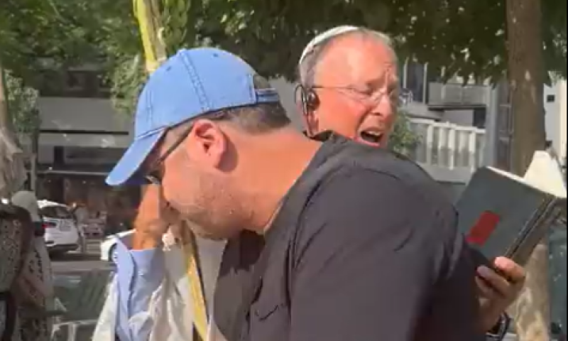 תיעוד: הרב ליאו די הותקף באלימות באמצע תפילה