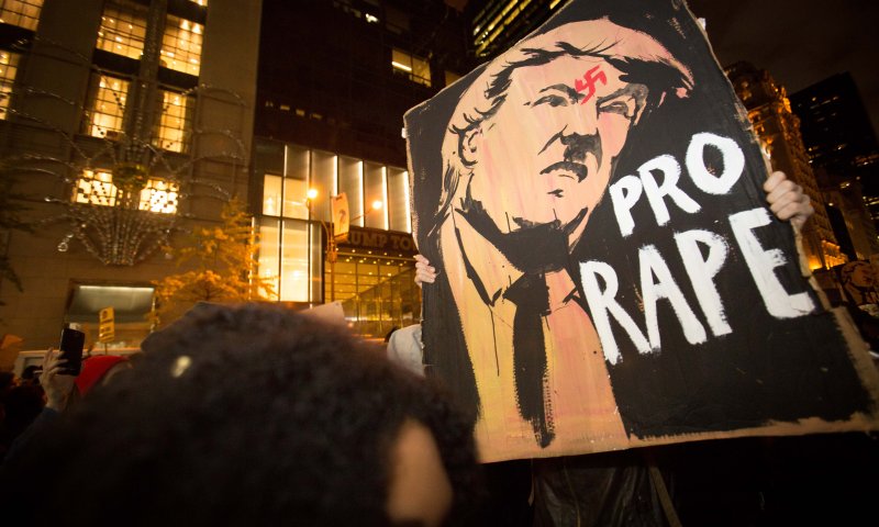 "להוציא את השלטים מהמחסן גם נגד טראמפ"