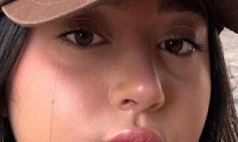 "אין לי מילים": אביה של החטופה קיבל זר אבל