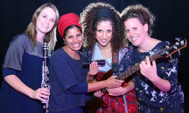 עוזבות את הכלים: להקת אחותי בסינגל ווקאלי חדש