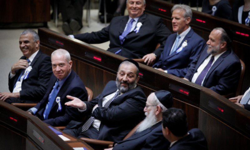 'יהדות התורה 'ו'כולנו' יחתמו היום, פערים מול בנט ודרעי