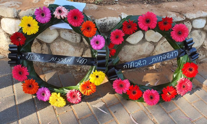 משפחות שכולות הניחו זרים ליד בתי חברי ימינה במחאה