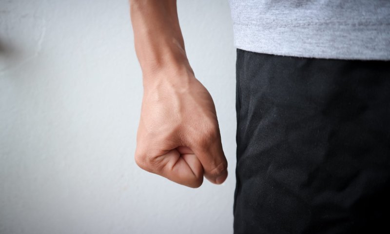 פקחים שהעירו לערבי על עטיית מסיכה הותקפו