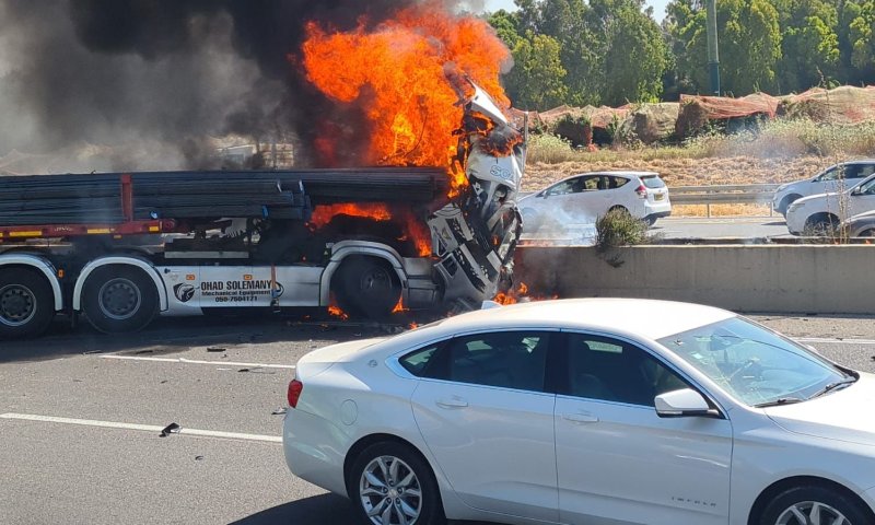 תאונה בכביש 6: משאית עלתה באש, הנהג נהרג