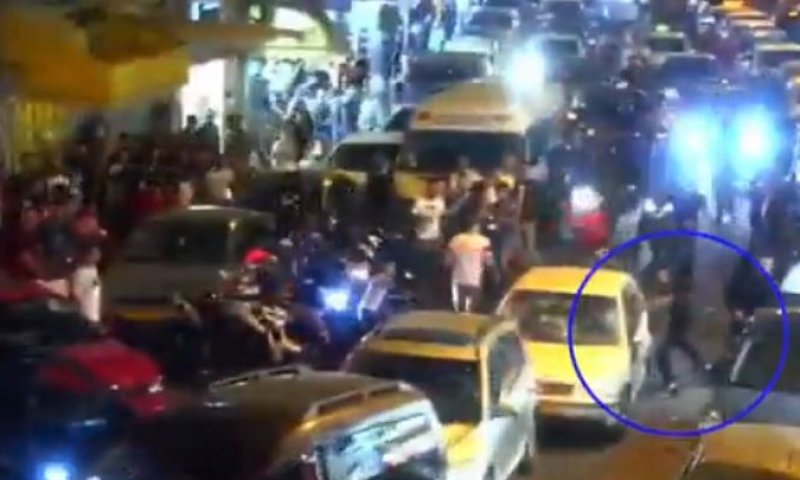 תיעוד מפחיד &bull; צפו: ניסיון לינץ' בנהג יהודי במזרח י-ם