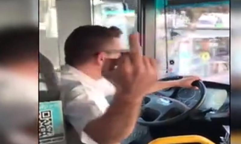 צפו: נהג אוטובוס משתולל בנהיגה: "מסריחה; זבל"