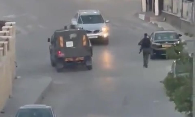 צפו: רכב פלסטיני האיץ לעבר שוטר ונעצר אחרי ירי