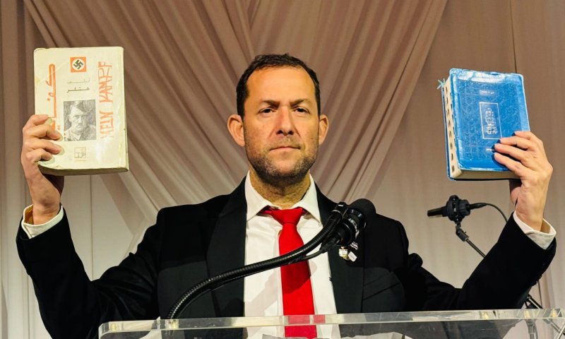 תנ"ך מול מיין קאמפף: הרגע המטלטל באחוזת טראמפ