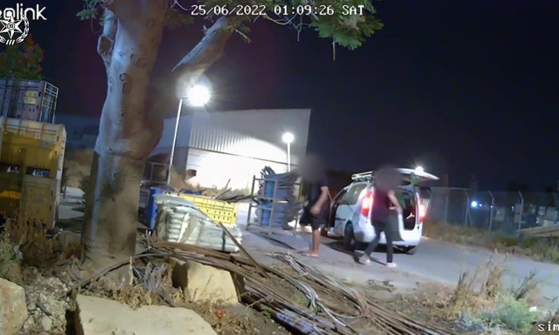 מול המצלמות: גנבו 30 שקי דשן מקיבוצניק בצפון