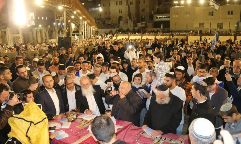 תפילה מרכזית בכותל המערבי מחר: שידור חי מיוחד לרגל יום העצמאות ה-77