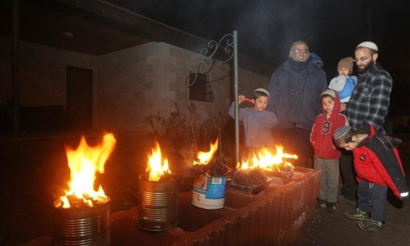 הדלקת נרות ליד בית משפחת פוגל הי"ד "לא נכנע לחושך"