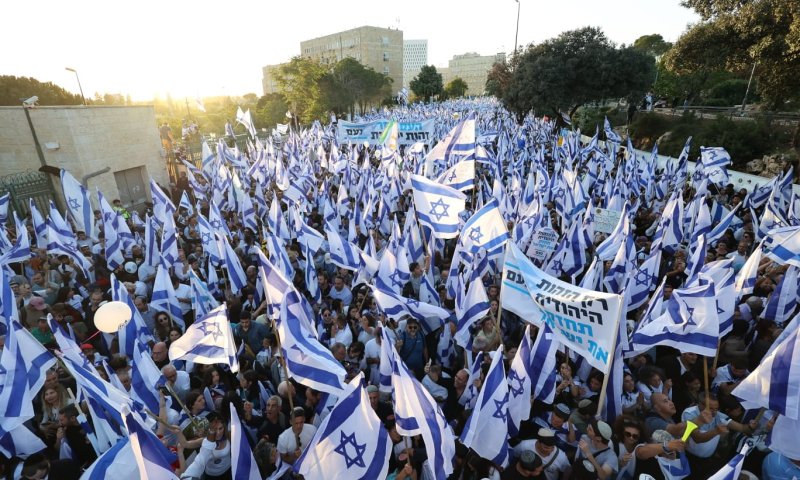 "די לדיקטטורה של בג"ץ": אלפים בעצרת מול ביהמ"ש העליון