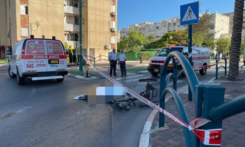 רוכב אופניים חשמליים נפגע ממשאית &ndash; ומת