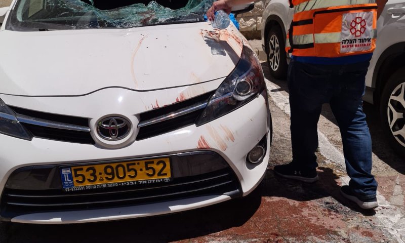 ירושלים: בן 15 נפל מגג על רכב חונה; מצבו בינוני