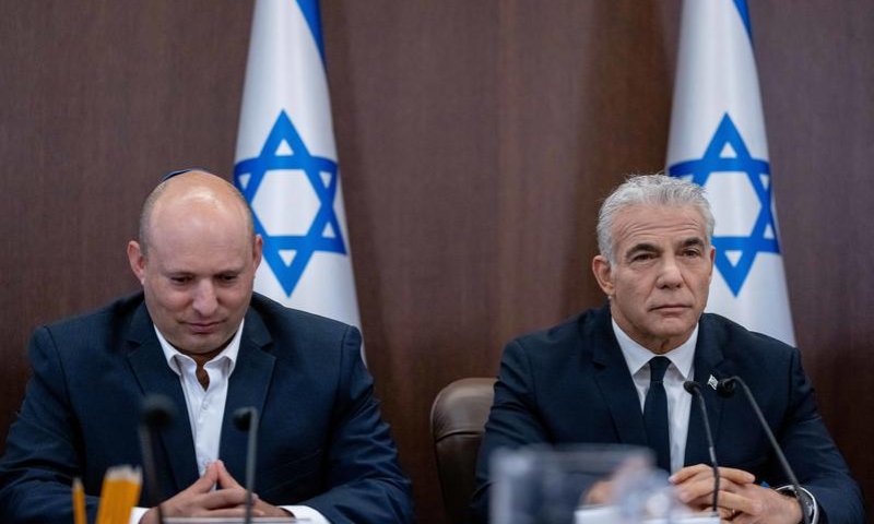 תביעת ענק נגד יאיר לפיד ונפתלי בנט