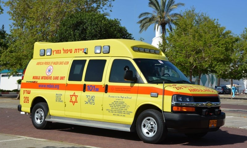 הולכת רגל נפגעה מרכב ברהט, מצבה קשה