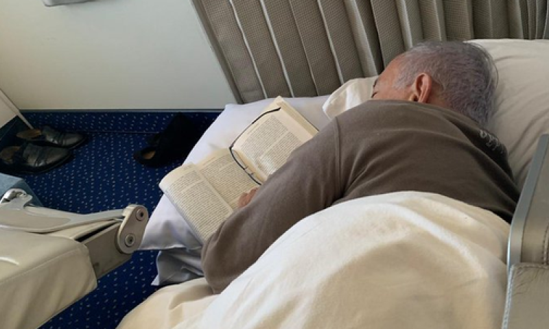 תיעוד חריג: ראש הממשלה נרדם במטוס עם ספר ביד