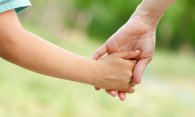 האבא והבן: הקשר בין מצוות הצדקה ושמיטת כספים