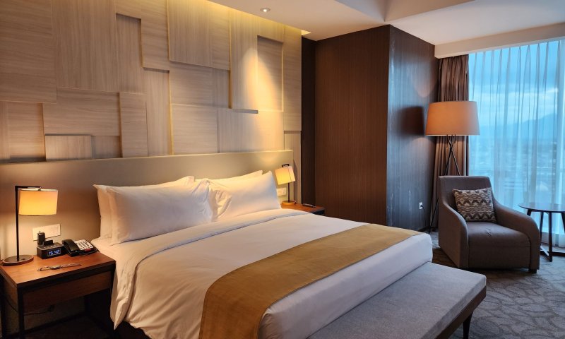 הסיוט של כל אורח במלון: פרץ לחדר בזמן שהאורחים ישנים