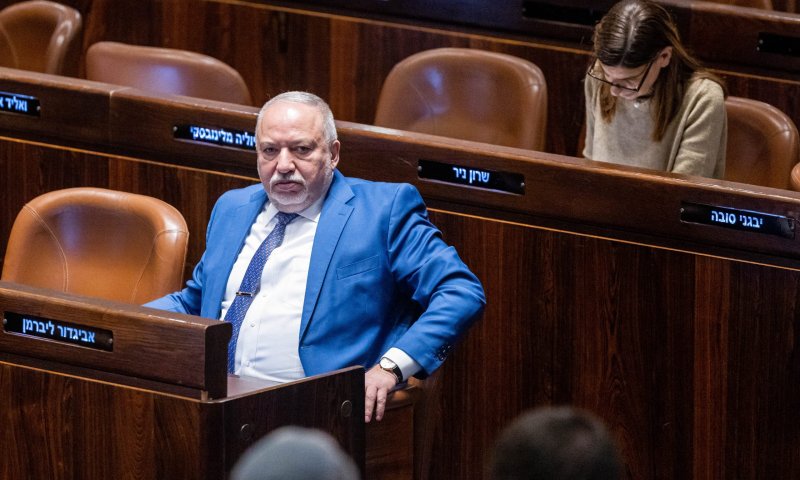 ליברמן חשף את מכשיר הטלפון שלו, כך הגיב אמיר אוחנה. צפו