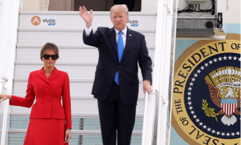 מזכיר לכן מישהי? הביקור האופנתי של מלניה בפריז