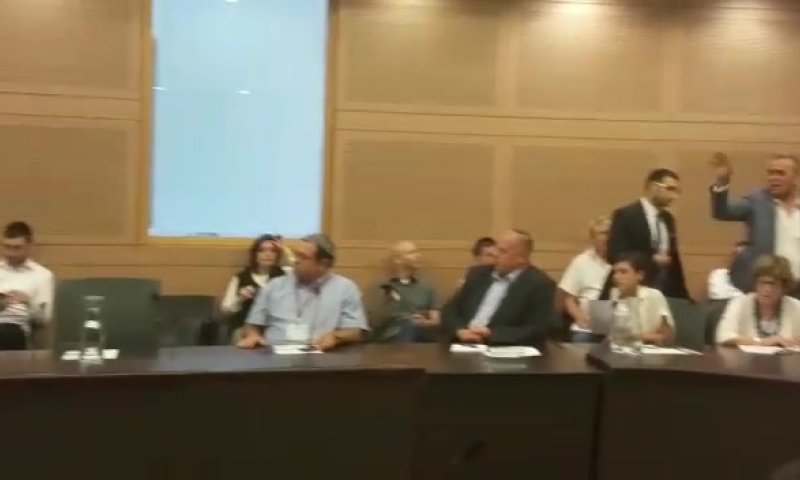 זחאלקה התפרץ על יוגב בדיון על חוק המואזין