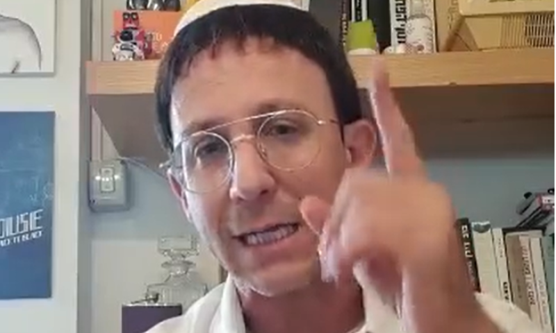 קורע: ראובן בתפילה לשלומם של הסלבס. צפו