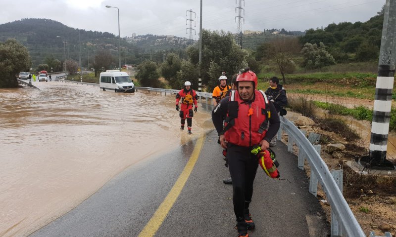 כבאים מחלצים מיניבוס שנתקע בשיטפון בירושלים