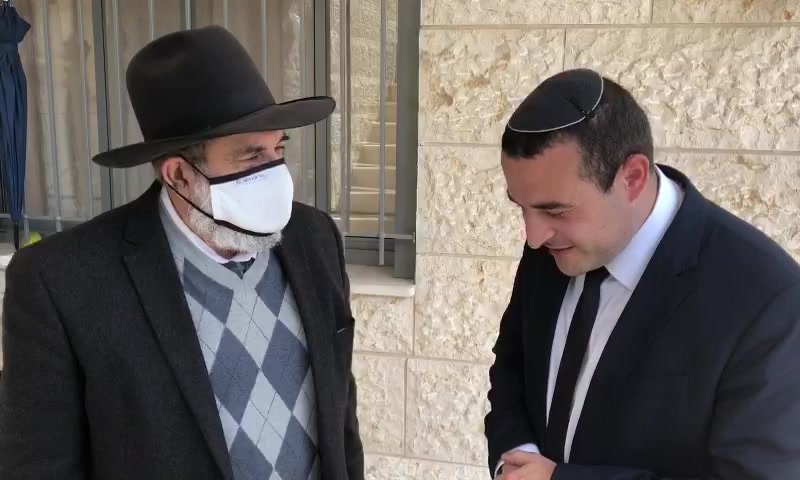 הרב זייני מברך את נציג הצרפתים בימינה. צפו