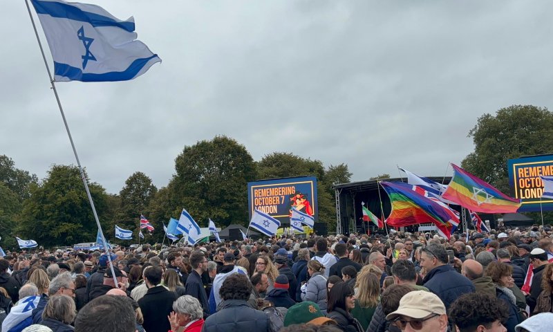 אלפים השתתפו בעצרת בלונדון לציון שנה לטבח ה-7.10