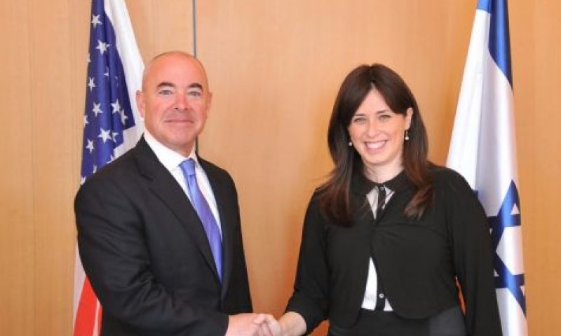 "אין היתר שאישה תלחץ יד לגבר; זה איסור חמור"