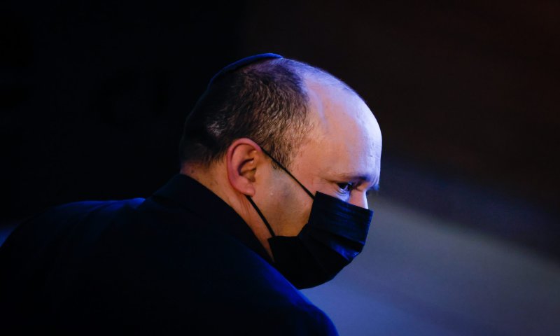 בנט הגיע לפשרה: יפצה את היועץ שאיים לתבוע