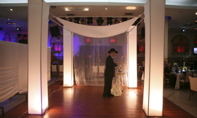 החתן פונה לבית החולים באמצע חתונתו