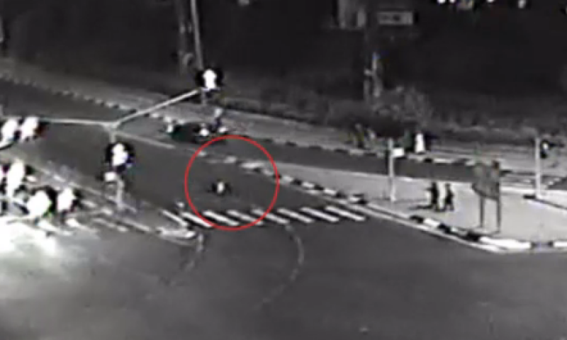 לא ייאמן: נדרס על ידי רכב שעבר באדום והתחיל לרוץ