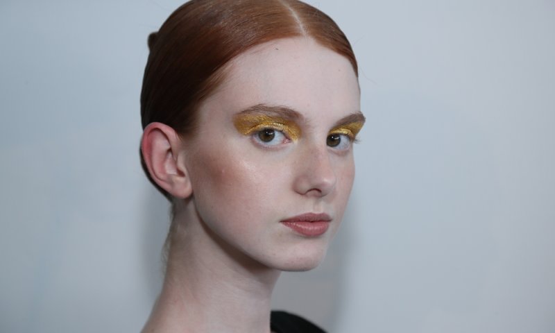 טרנדים באיפור לאביב 2021: מה למדנו משבועות האופנה