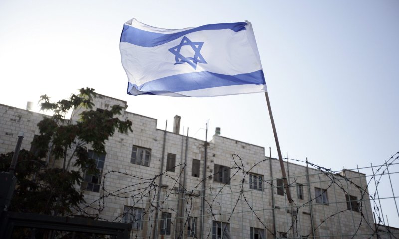 רמלה: תלה דגלים ליום העצמאות ונפצע בינוני