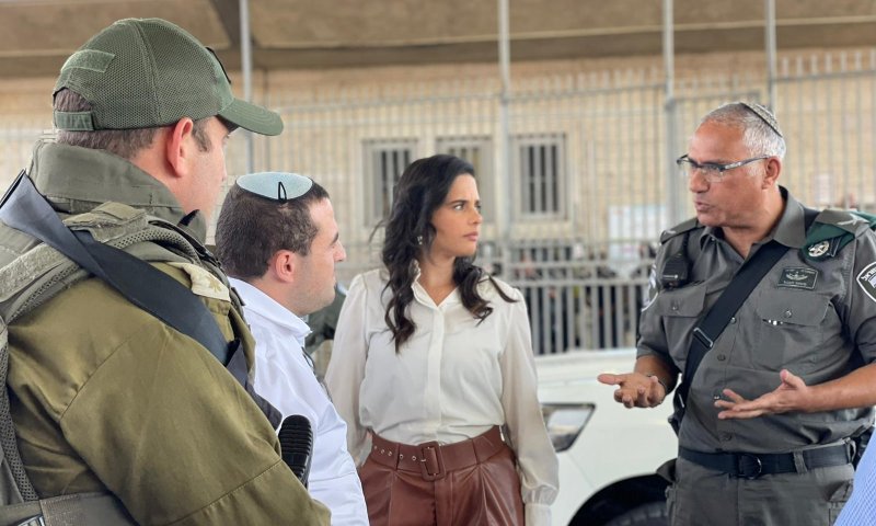 שקד: "הוריתי לבדוק שלילת תושבות למשפחת המחבל"