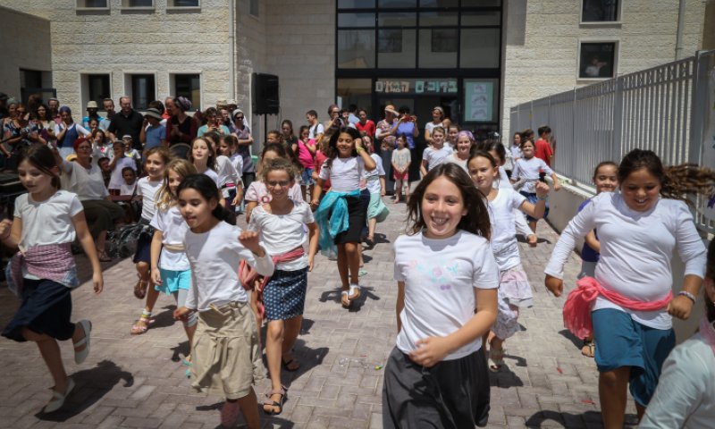 סערה בישוב: אסר להשתתף בטקס בשל שירת ילדות