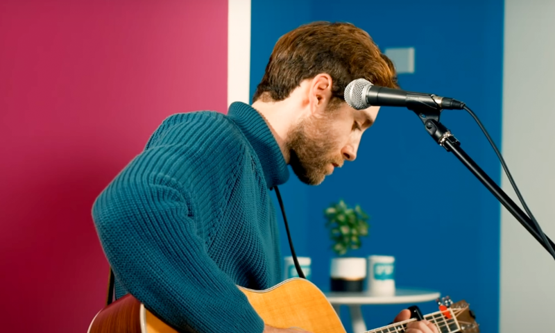 לייב בדסק סרוגים: צפו בניב דמירל מבצע את "מאיה"