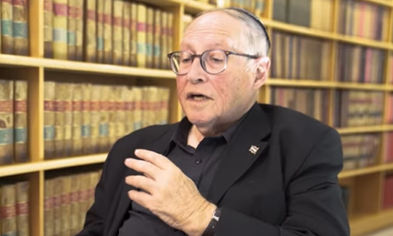 אליקים רובינשטיין: אדם מוכר ניסה להכות אותי בבית הכנסת