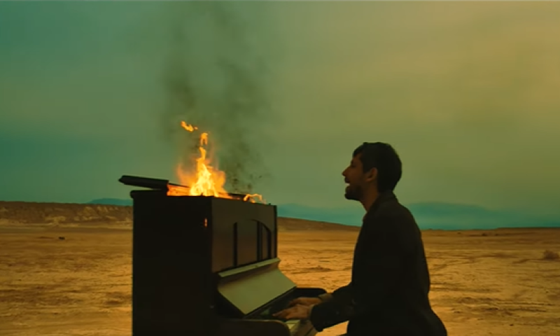 לאחר שאיבד את הוריו בפיגוע: הזמר הסרוג בקליפ מרגש