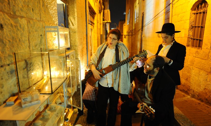 צפו: כך נראה נר ראשון במשפחת רזאל