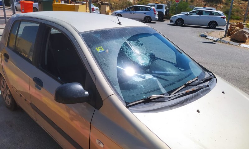 פיגוע אבנים ליד אריאל: 2 פצועים במקום, נזק לרכב