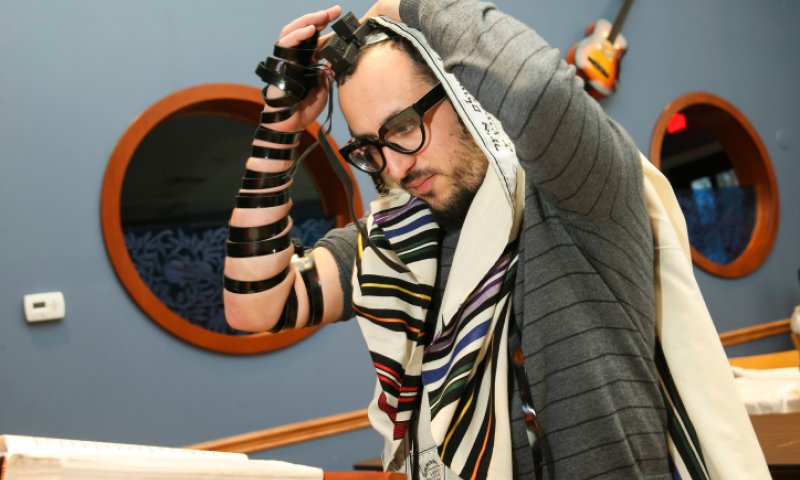 זמר חרדי מוכר חושף: עברתי תקיפה מינית. צפו