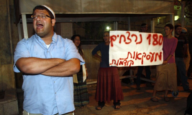 בן גביר מפגין: "שחרור מחבלים שווה חטיפות"