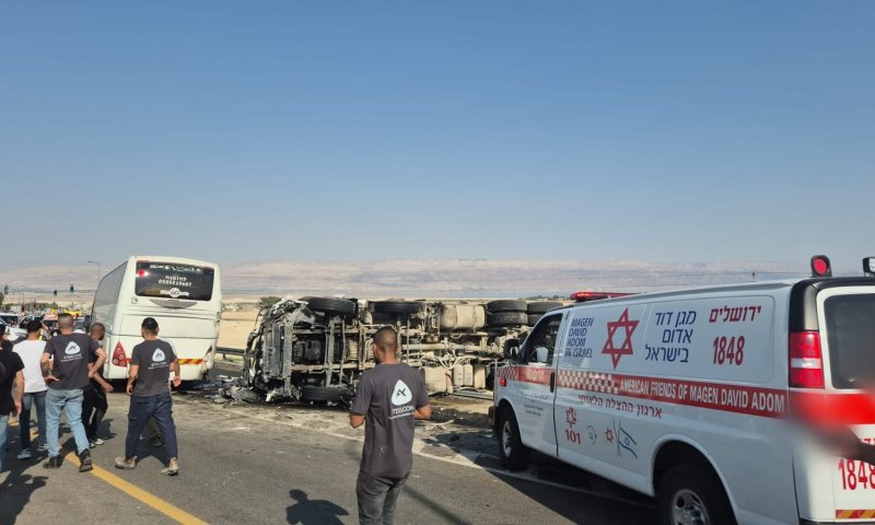 כ-20 נפגעים בתאונה בין אוטובוס למשאית בכביש 1
