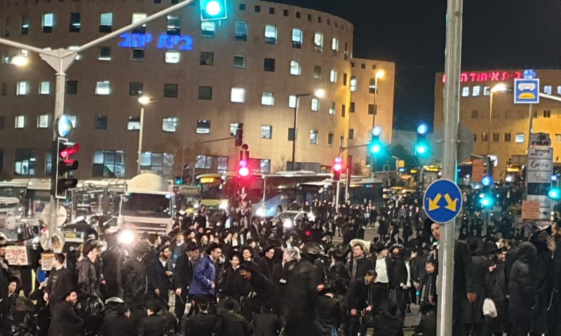 החרדים הקיצונים חזרו להפגין: כך זה נראה &bull; גלריה