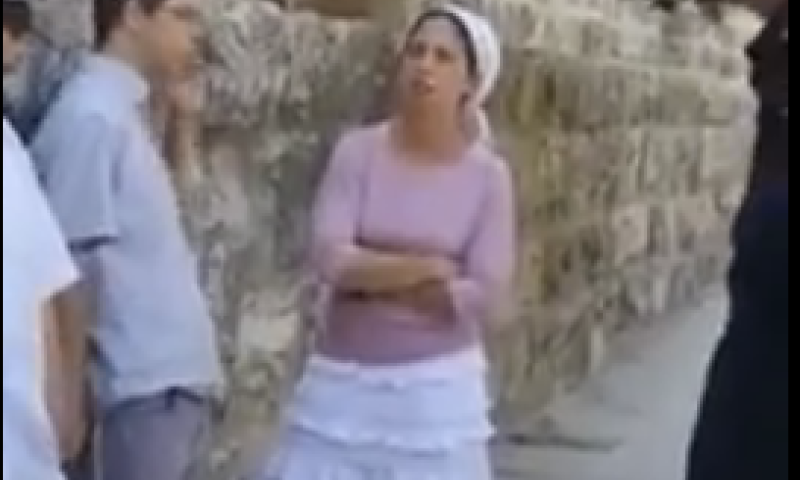 צפו: מוריה פרצה בבכי: "איך הם אומרים לי לא להתפלל"