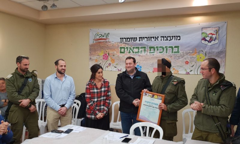 הלוחם שנטרל את המחבל נפגש עם הנערה שהציל