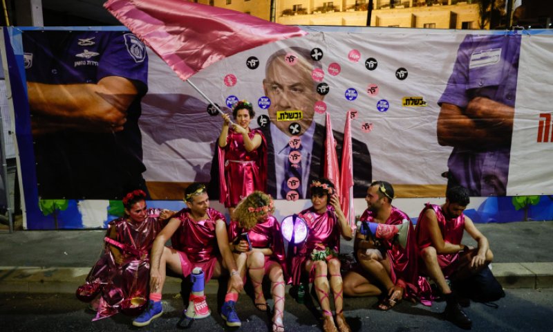 בנט למפגיני בלפור: "קורא לנהוג בכבוד בנתניהו"